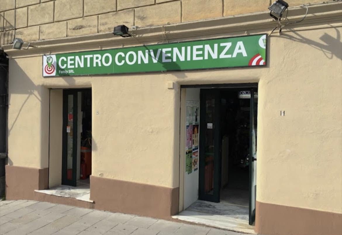 Ingresso del Centro Convenienza a Vallo della Lucania, con l’insegna verde del negozio